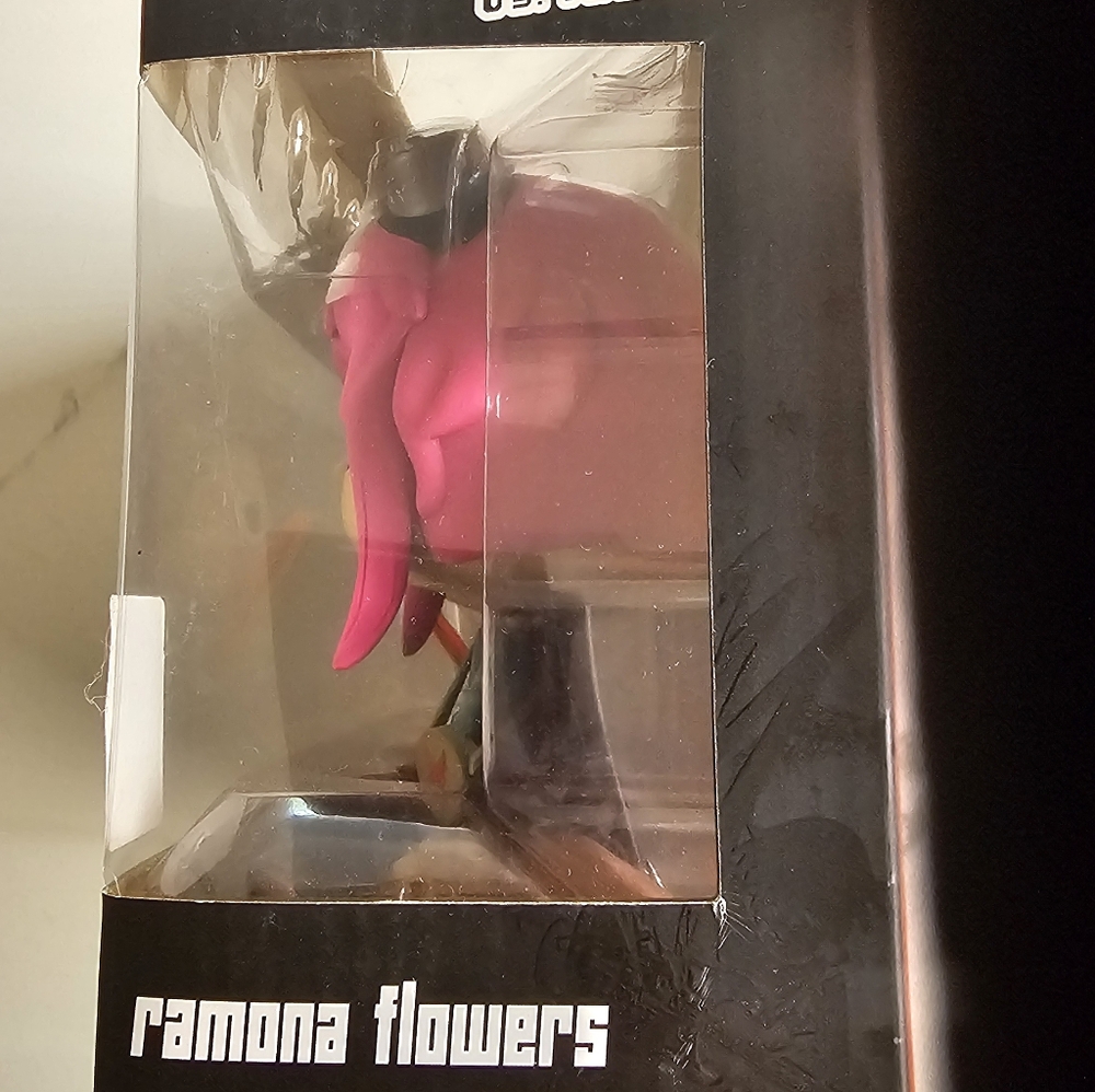 Funko Vynl Scott Pilgrim & Ramona Flowers Figures - Pink and Tan - Picture 4 of 4